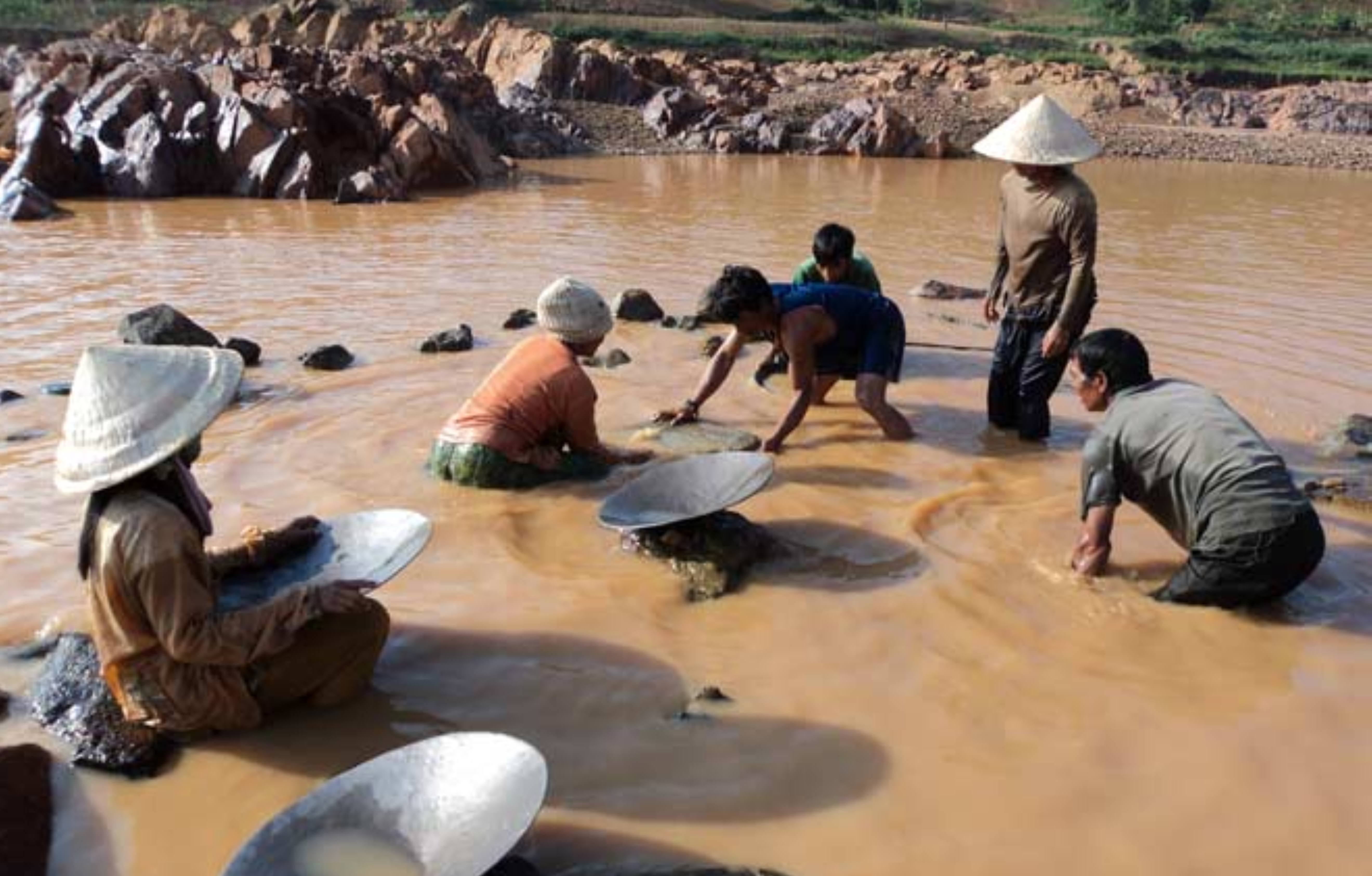 Mạo hiểm mót vàng dưới lòng hồ thủy điện